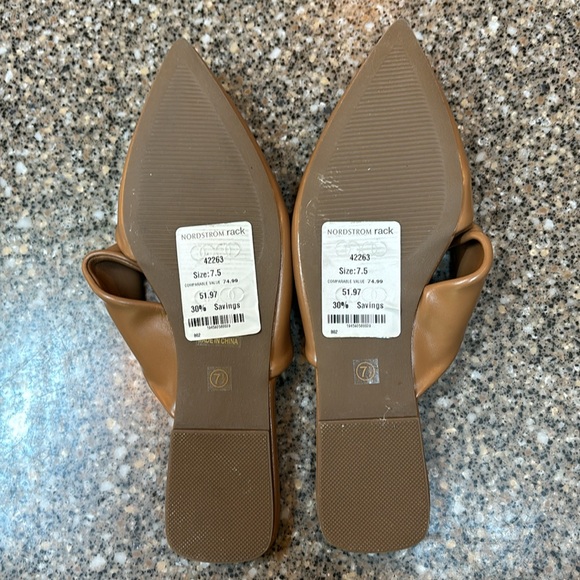 Journee Collection Enniss Women's Mule Flats - Picture 2 of 3